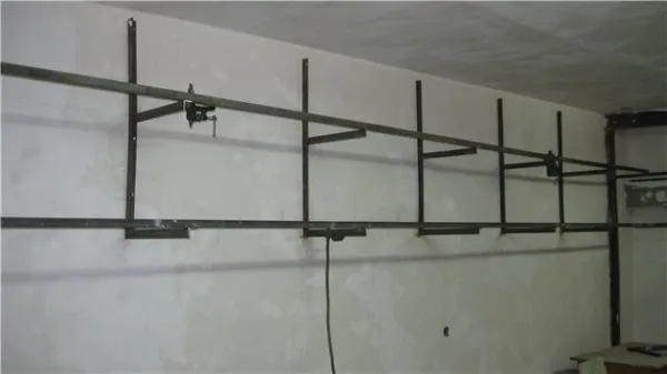 Удобный шкаф-стеллаж для гаража