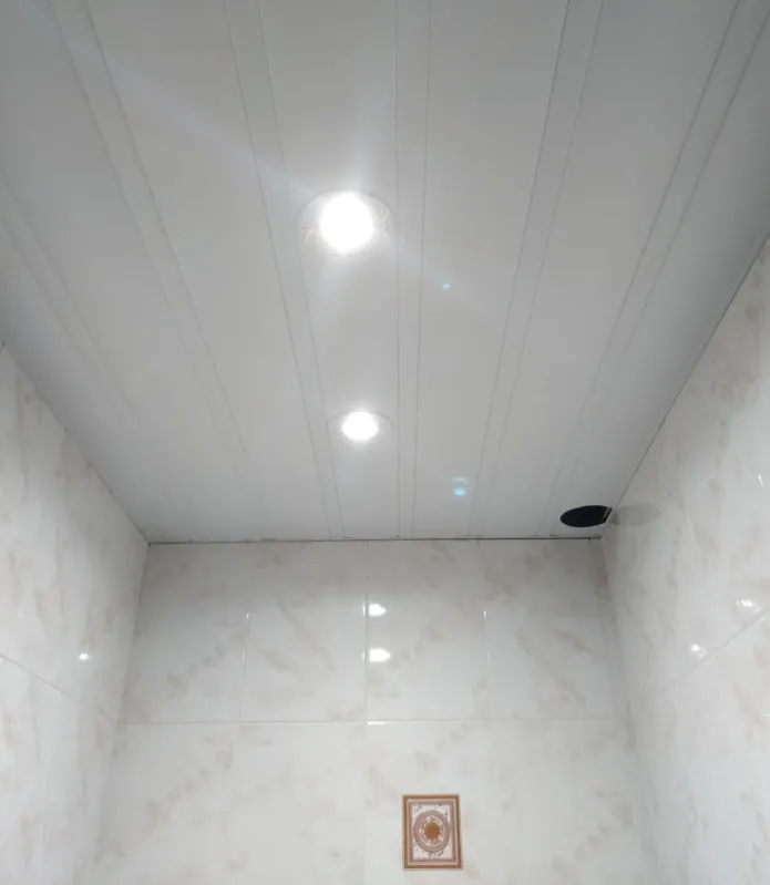 ПВХ потолок с подсветкой в туалете