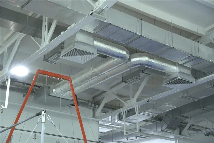 На изображении установленная система общеобменной вентиляции и спортивной школе, объект инженерной компании Qwent - фото 1.