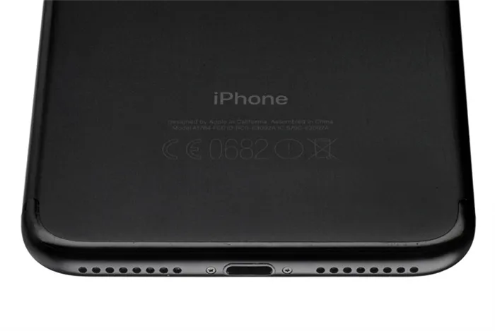 Задняя крышка и разъем Lightning на Apple iPhone