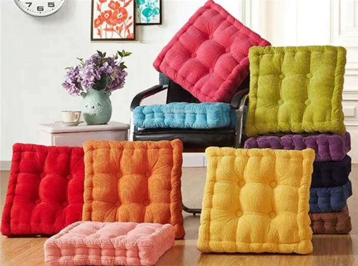 Разноцветные подушки в квартире
