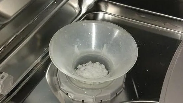 Как часто нужно засыпать соль в посудомоечную машину