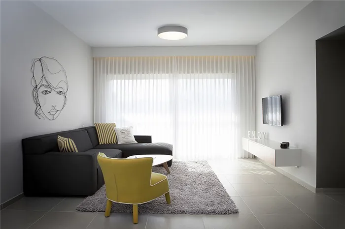 Желтое кресло в гостиной стиля минимализма