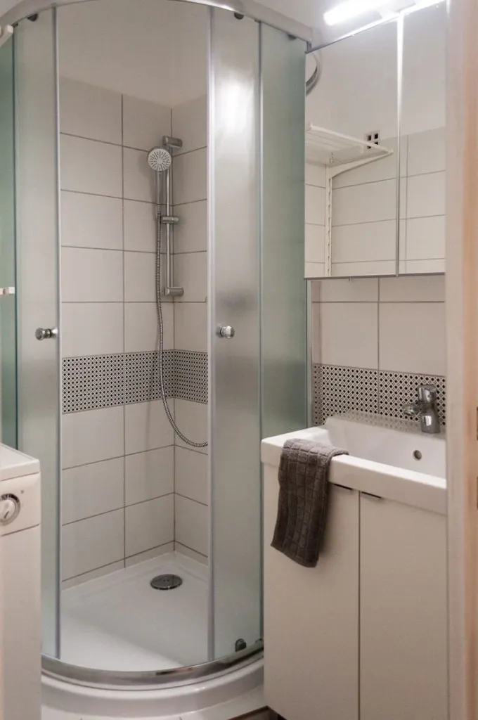 Компактный душ в санузле однокомнатной квартиры
