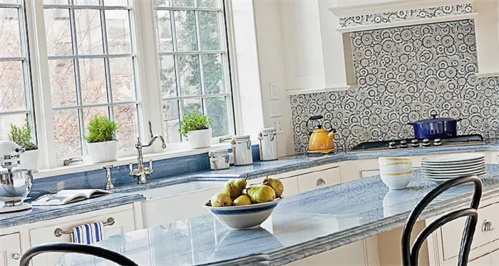 Какой цвет столешницы выбрать для белой кухни — голубая столешница фото