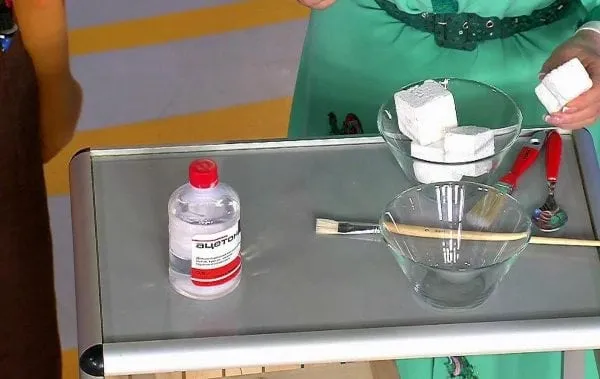Процесс приготовления клея из ацетона и пенопласта