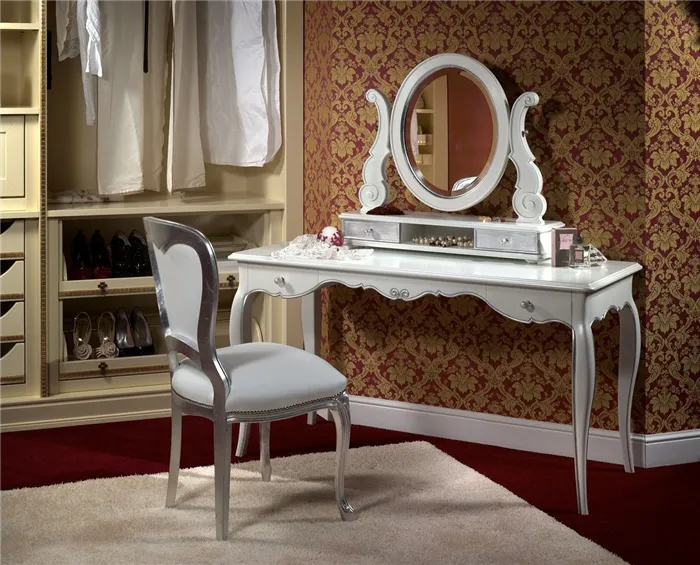 Стильное оформление столика и зеркала для макияжа