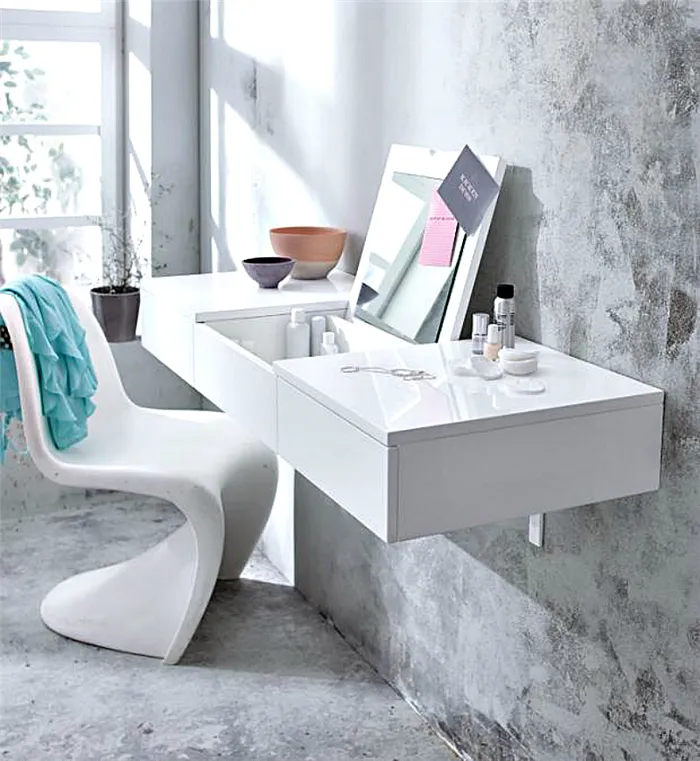 Оригинальный белый столик в современном интерьере