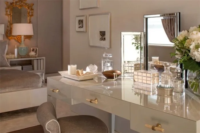 Небольшой белый столик с зеркалами разных размеров