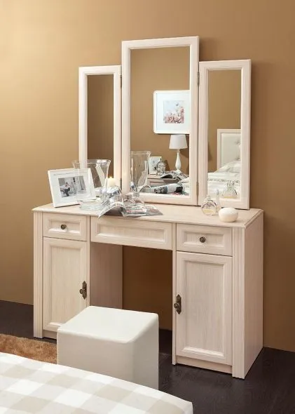 Трельяж - стол, оборудованный зеркалом с тремя створками