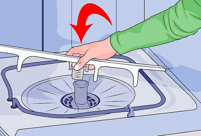 Снятие разбрызгивателя внутри неисправной посудомоечной машины для доступа к насосу