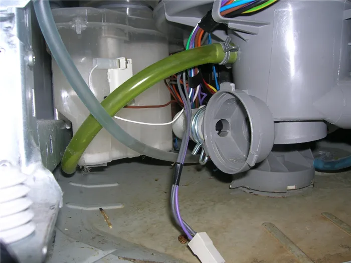 Извлечение сливного насоса из посудомоечной машины проводится методом выкручивания из трубы