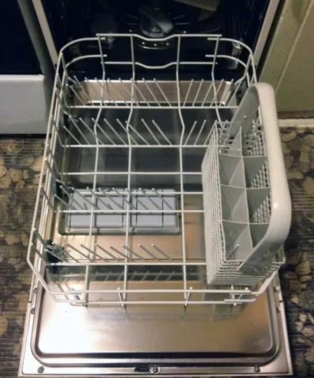 Полное извлечение лотков для посуды из бункера неисправной посудомоечной машины