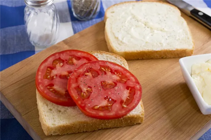 Бутерброд с помидором