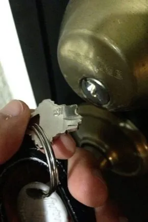 Что делать, если сломался ключ в личинке замка?