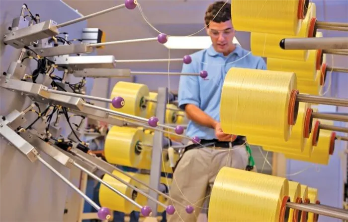 Производство кевлара. В настоящее время более 80% кевлара в мире производится на заводе Честерфилда в Спруэнсе. Синтетическое волокно наматывается на катушки, как показано здесь, а затем превращается в другие продукты. Фото.