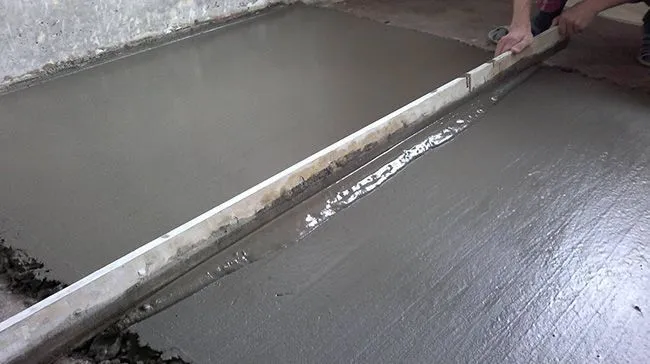 Удаление излишков бетонной смеси с помощью правила