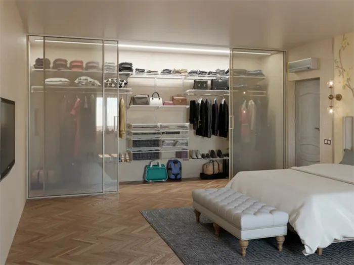 Сетчатую гардеробную систему можно установить вдоль стены в любой комнате, и она не займёт много места