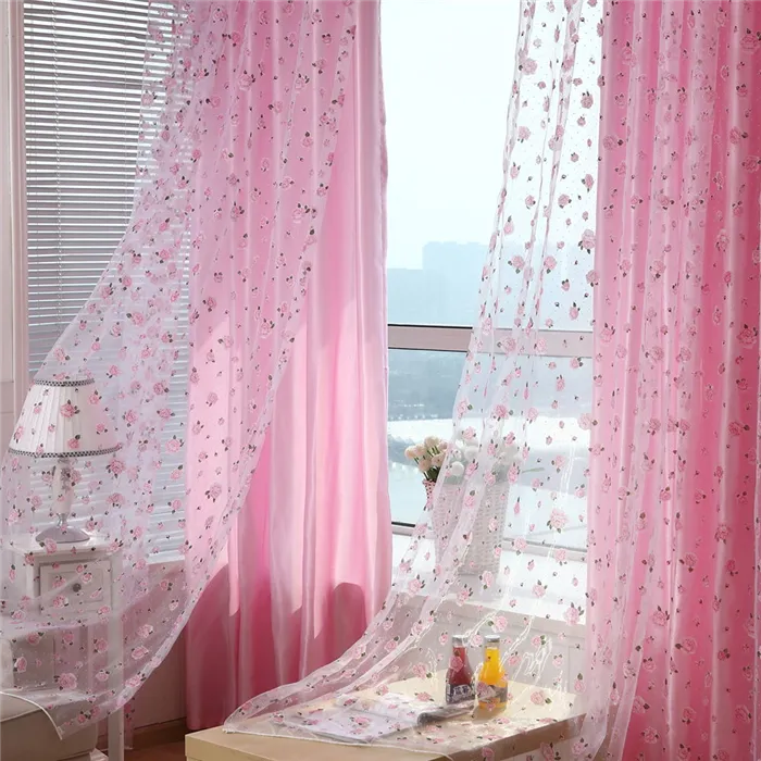Нежно-розовые оттенки — беспроигрышный вариант для оформления комнаты маленькой принцессы 