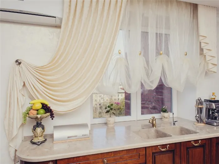Тюль с воланами на кухонном окне с бежевой шторой