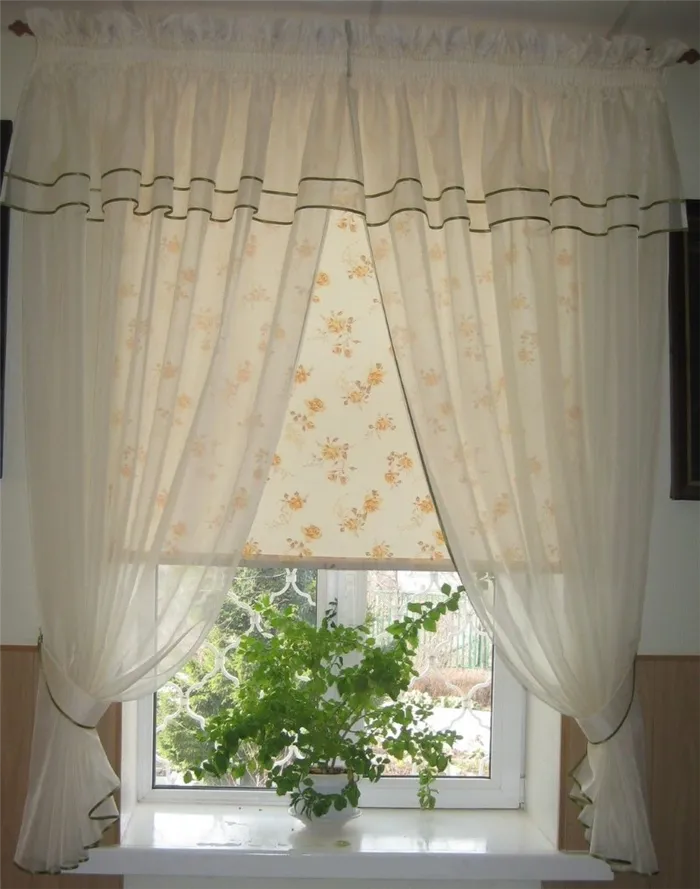 Прозрачная вуаль на окне с рулонной шторой