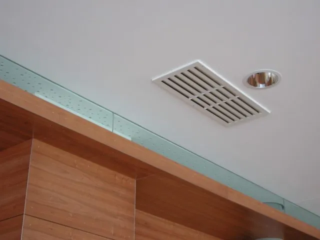 Монтаж вентиляционной решетки в натяжном потолке