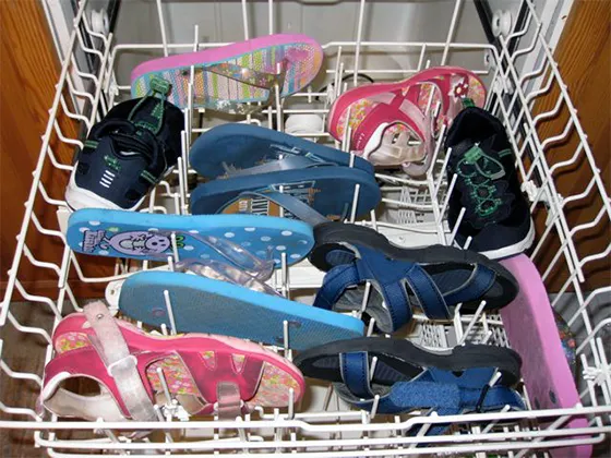Посудомоечную машину можно использовать для стирки летней обуви, предварительно закрепив ее в лотке