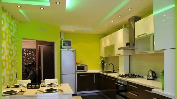 Светильники на потолке кухни, расположены так, что хорошо подсвечивают как рабочую зону, так и обеденную