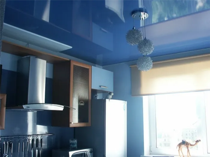 Почему на кухню лучше сделать натяжной потолок, а не шпатлевать?