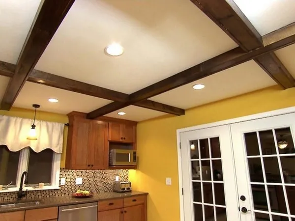 Натяжной потолок на кухню с потолочными балками