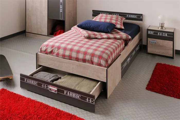 Кровать для мальчика с выдвижным ящиком для белья в изножье