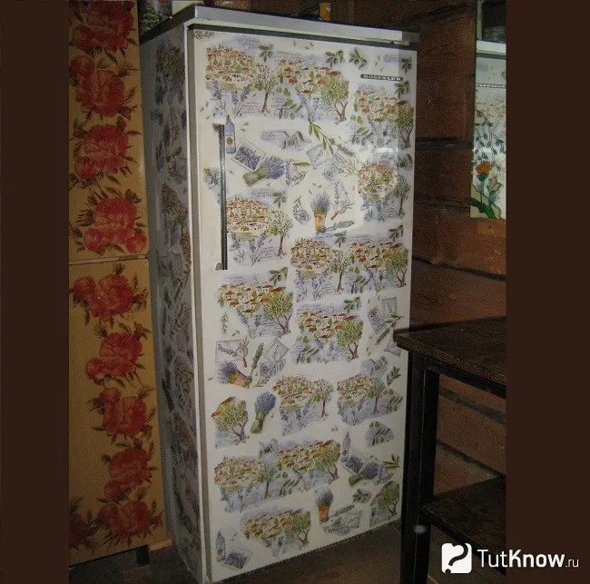 Декорированный в технике декупаж холодильник