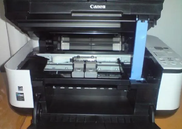Извлечение картриджа из лазерного принтера