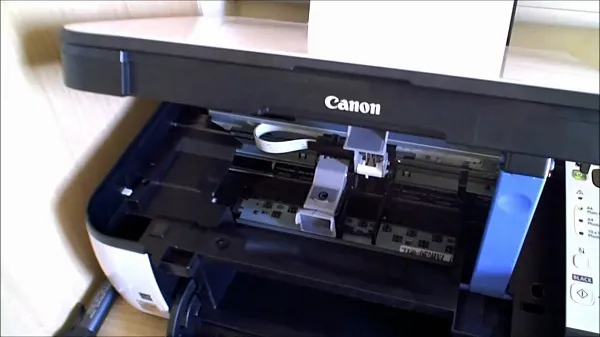 Принтер с открытой крышкой технологического отсека