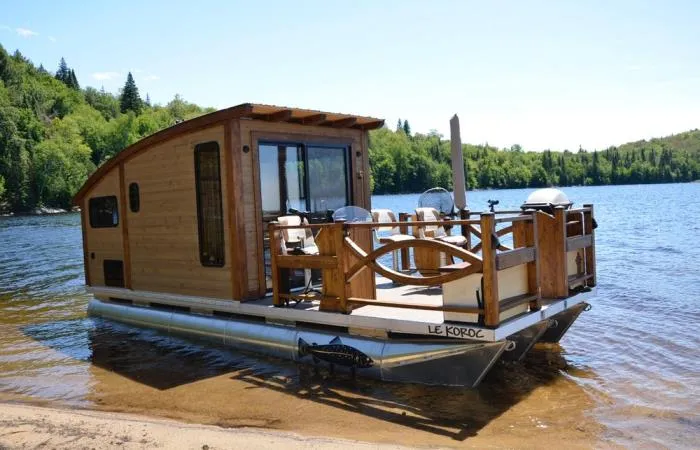 Крошечный благоустроенный плавучий домик – идеальное решение для организации отдыха на природе и рыбалки. | Фото: pinterest.com.