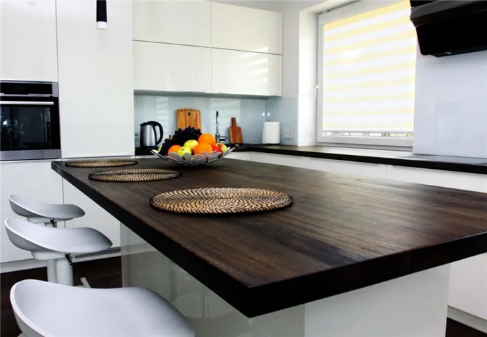 Декоративное оформление поверхности кухонного стола с помощью крышек от бутылок