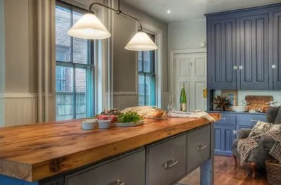 Комбинирование белой и синей плитки на кухонной столешнице и фартуке