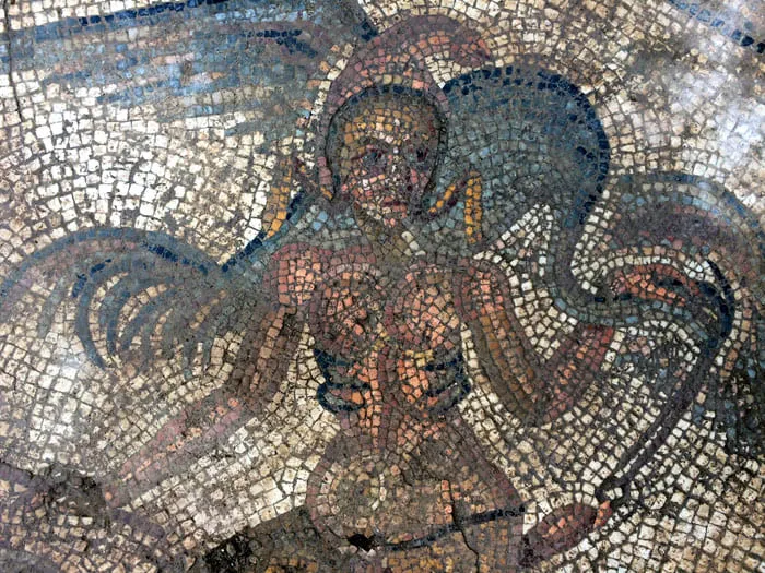 Самые древние мозаичные панно была найдены в культурных слоях, относящихся к третьему тысячелетию до нашей эры