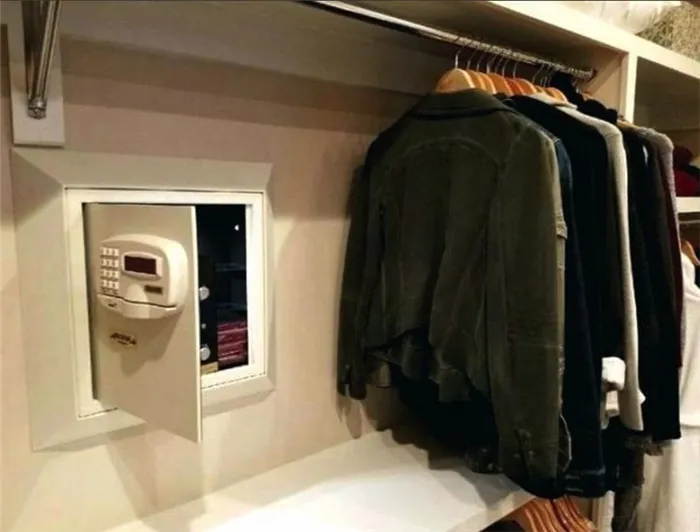 Сейф с электронным замком вмонтирован в заднюю стенку шкафа, за одеждой он не сразу бросается в глаза