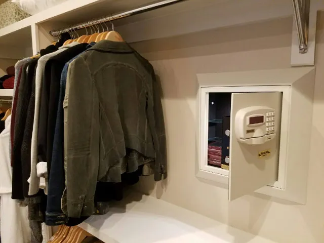 Встраиваемый сейф, спрятанный в гардеробной комнате.