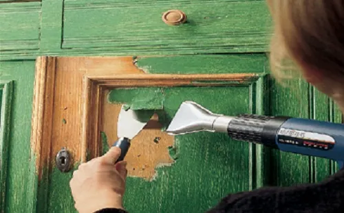 Очищаем краску со старой дверцы