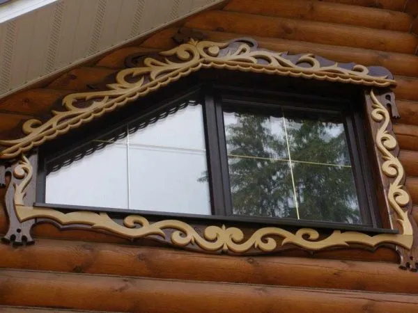 На домах в современном стиле резные наличники на окна смотрятся хорошо