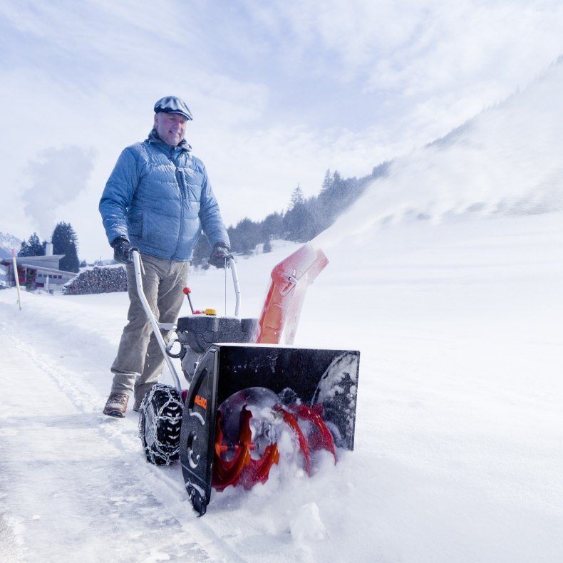 Снегоуборщик бензиновый обзор лучших самоходных устройств для эффективной уборки снега рейтинг отзывы характеристики Снегоуборщик бензиновый самоходный гусеничный