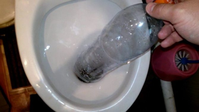 Как самостоятельно прочистить унитаз в домашних условиях Прочистка унитаза пластиковой бутылкой