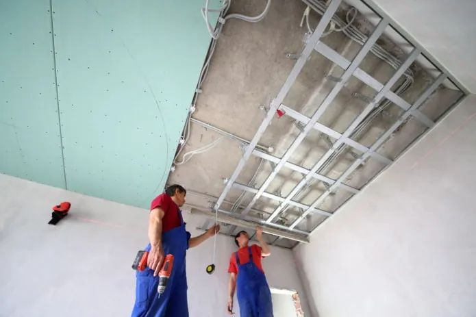 Как сделать комбинированный потолок гипсокартон и натяжной особенности потолочной конструкции Натяжной потолок как гипсокартон