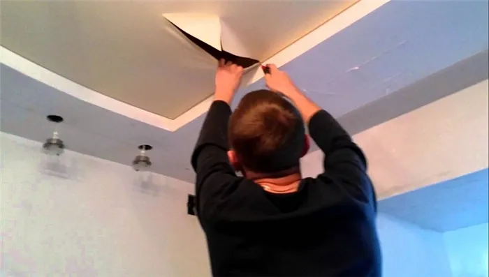 Как заделать дырку в натяжном потолке Как заклеить натяжной потолок