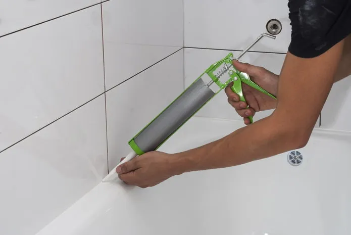 Как заделать стык между ванной и стеной 8 популярных вариантов Чем заделать щель между стеной и ванной