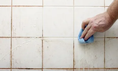 Действенные способы как очистить швы между плиткой в ванной в домашних условиях Как почистить швы между плиткой