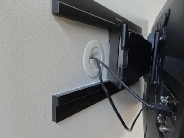 Как спрятать провода от телевизора на стене лучшие идеи по оформлению Как спрятать провода от телевизора