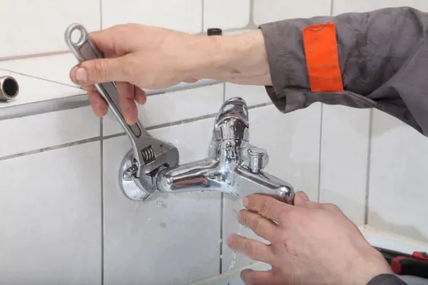 Как заменить смеситель в ванной своими руками Как поменять смеситель в ванне